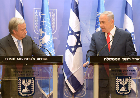 Israel's Prime Minister Benjamin Netanyahu (R) meets with United Nations Secretary General Antonio Guterres on August 28, 2017 in Jerusalem, Israel. / Getty Images