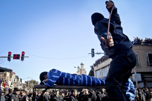 Iranian officer lashes convict / AP