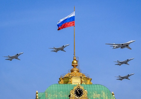A Russian Tupolev Tu-160 supersonic strategic bomber and Tupolev Tu-22M3 Backfire strategic bombers fly above the Kremlin