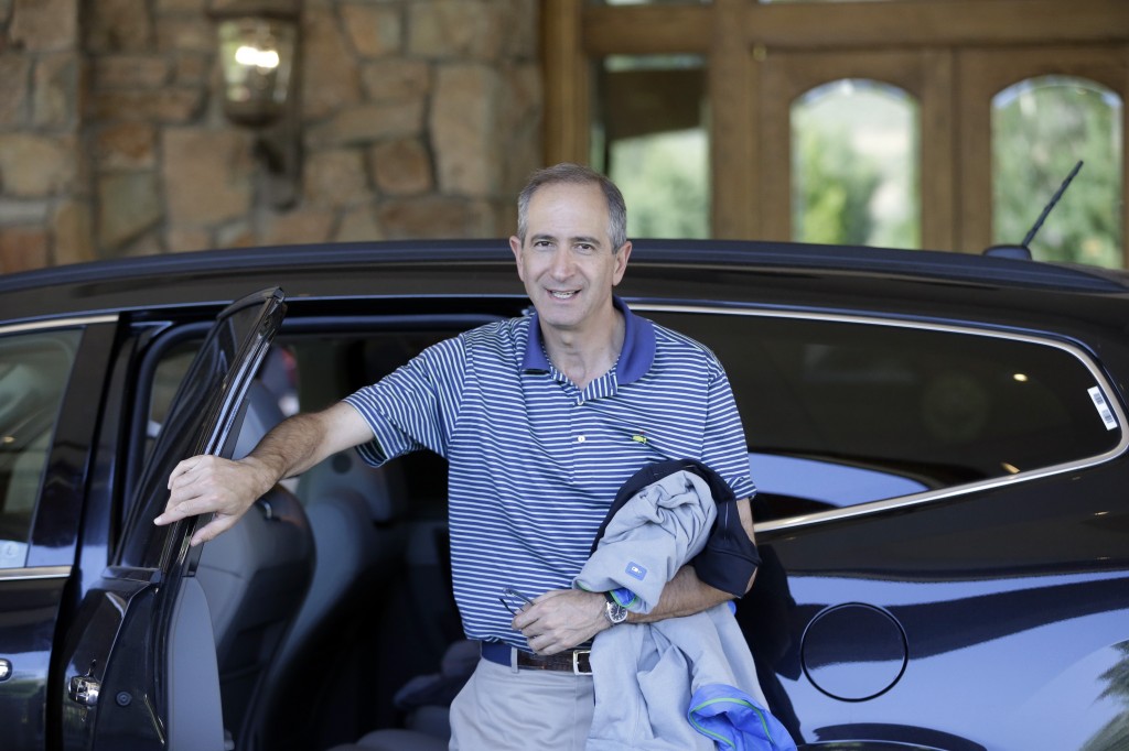 Obama Golfs With Comcast CEO
