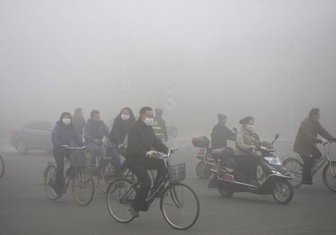 China Smog Emergency Shuts City of 11 Million People