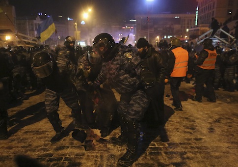 Ukrainian Riot Police Withdraw After Overnight Move on Demonstrators