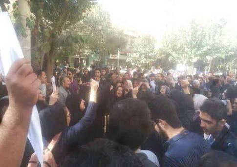 Iranian Gangs Step Up Acid Attacks Against ‘Immodest’ Women