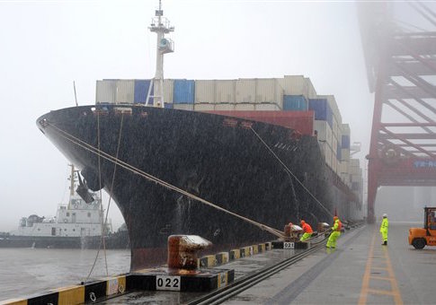 Iranian Ship Unloads 185 Tons of Weapons, Military Equipment for Houthis in Yemen