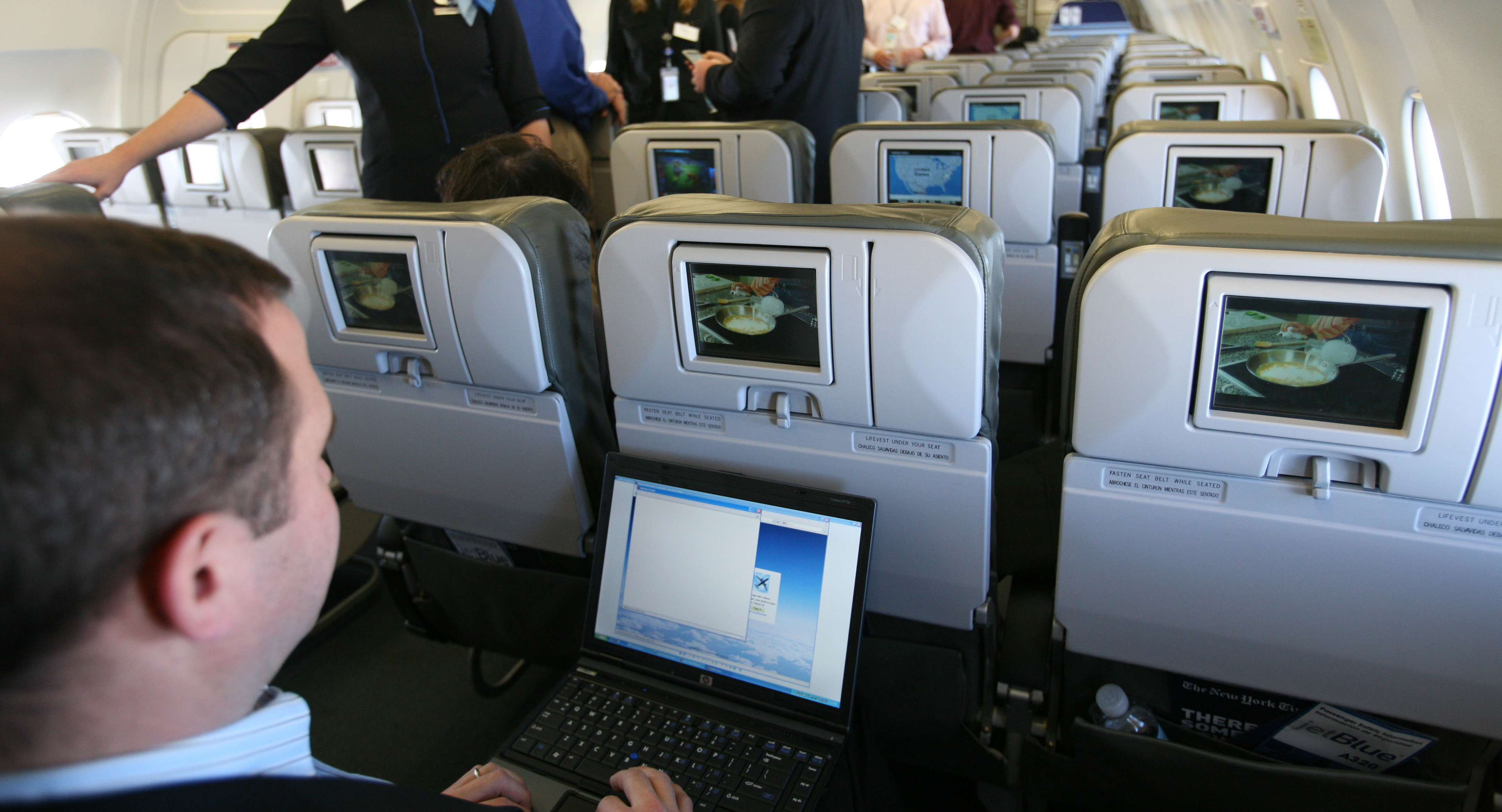 Cyber Experts: FBI Ignoring Hack Threats to Airplane Wi-Fi