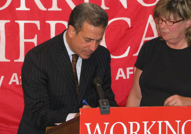Russ Feingold Tells Supporters to Downplay Political Career