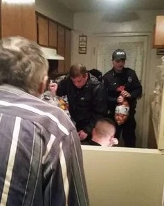 Tennessee Policemen Buy $160 Worth of Groceries for Disabled Man