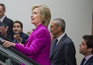 Clinton at Odds With Top Campaign Aide on Fracking