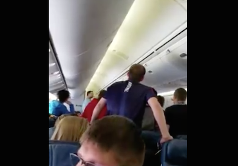 Choir Sings ‘Battle Hymn of the Republic’ as WWII Soldier’s Remains Taken off Plane