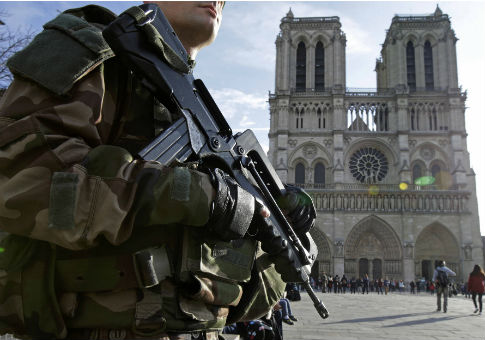 Police Hold Two After Car With Gas Cylinders Found in Paris