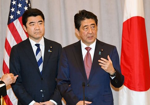 Trump Huddles With Japanese PM in Private Meeting