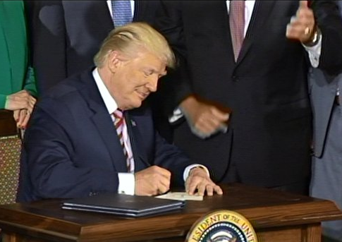 Trump Signs Memo to Privatize Air Traffic Control