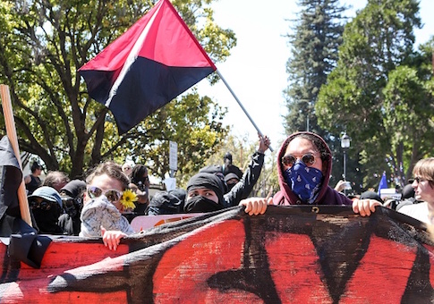 Antifa Protesters Throw Smoke Bombs, Assault Police During Oregon 'Patriot Prayer' Rally