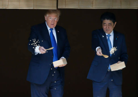 Twitter Freaks Out Over False Story Claiming Trump Committed Diplomatic Faux Pas in Japan