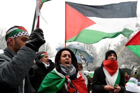 Palestinian Stabs Israeli in Jerusalem; Anti-Trump Protest Flares in Beirut