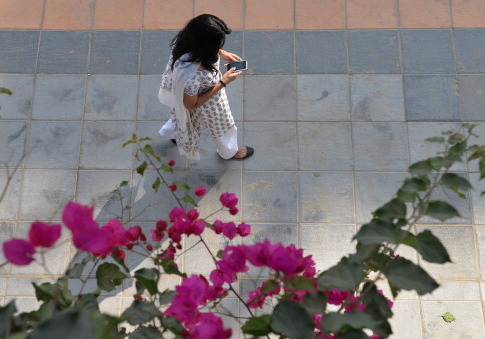 Feds Spend $172K to Fight Distracted Pedestrians Via Phone Alerts