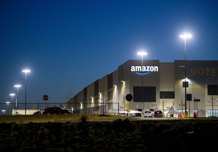 At Amazon, Warehouse Workers Who Praise the Company Reap Rewards