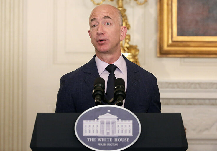 Bezos Contract Fight May Delay American Return to Moon