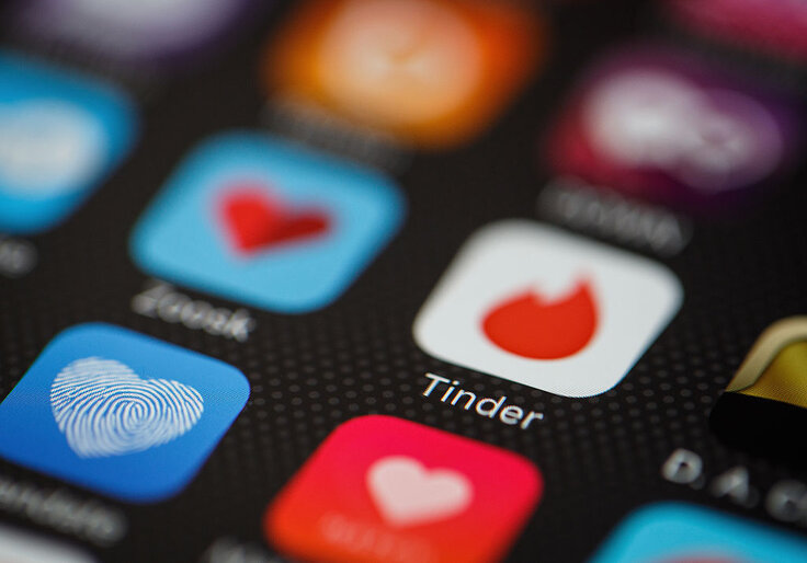 Apple Promotes Hookup Apps to Children, Report Finds