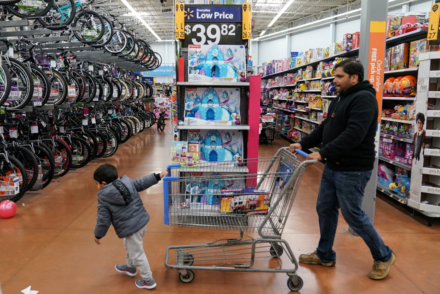 Report: Dismal Holiday Shopping Season Expected as Inflation Leaves Americans Struggling