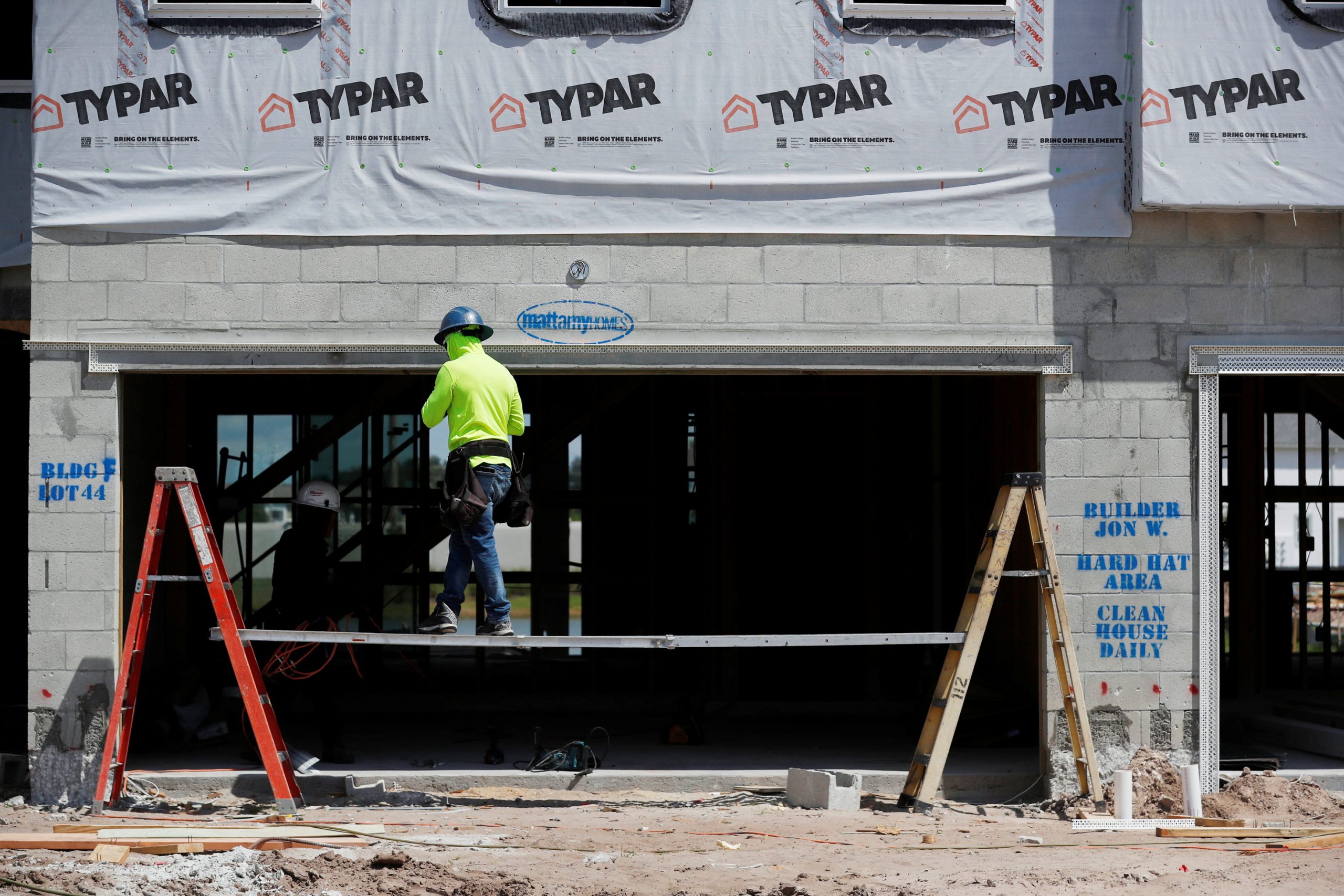 US Homebuilding Tumbles to Two-Year Low Amid Soaring Mortgage Rates