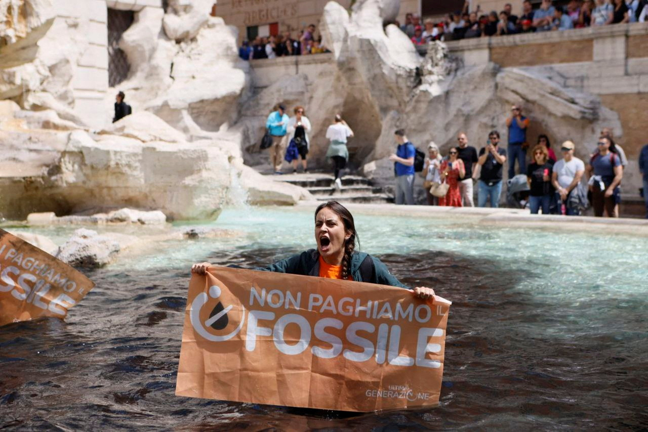 WATCH: Radical Climate Activists Vandalize Historic Rome Fountain
