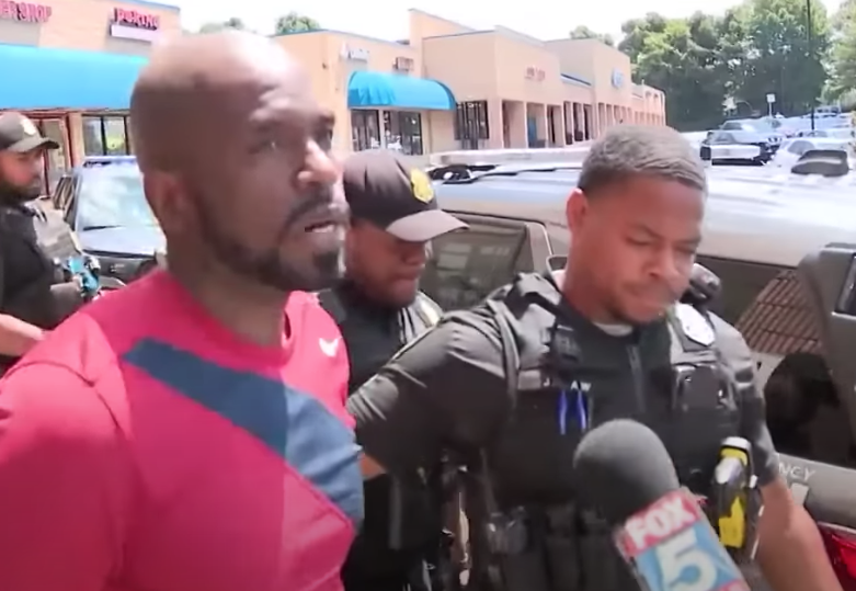 Socialist Mayor Charged With Burglary Returns to Office Days After Arrest