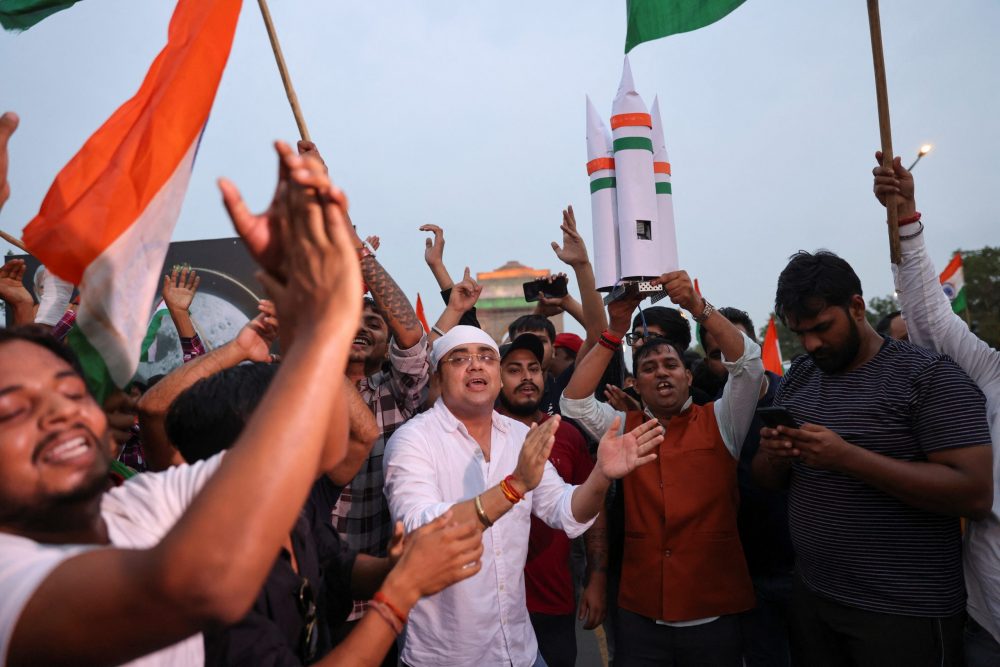 India Puts Spacecraft on Moon Days After Russian Mission Crashes