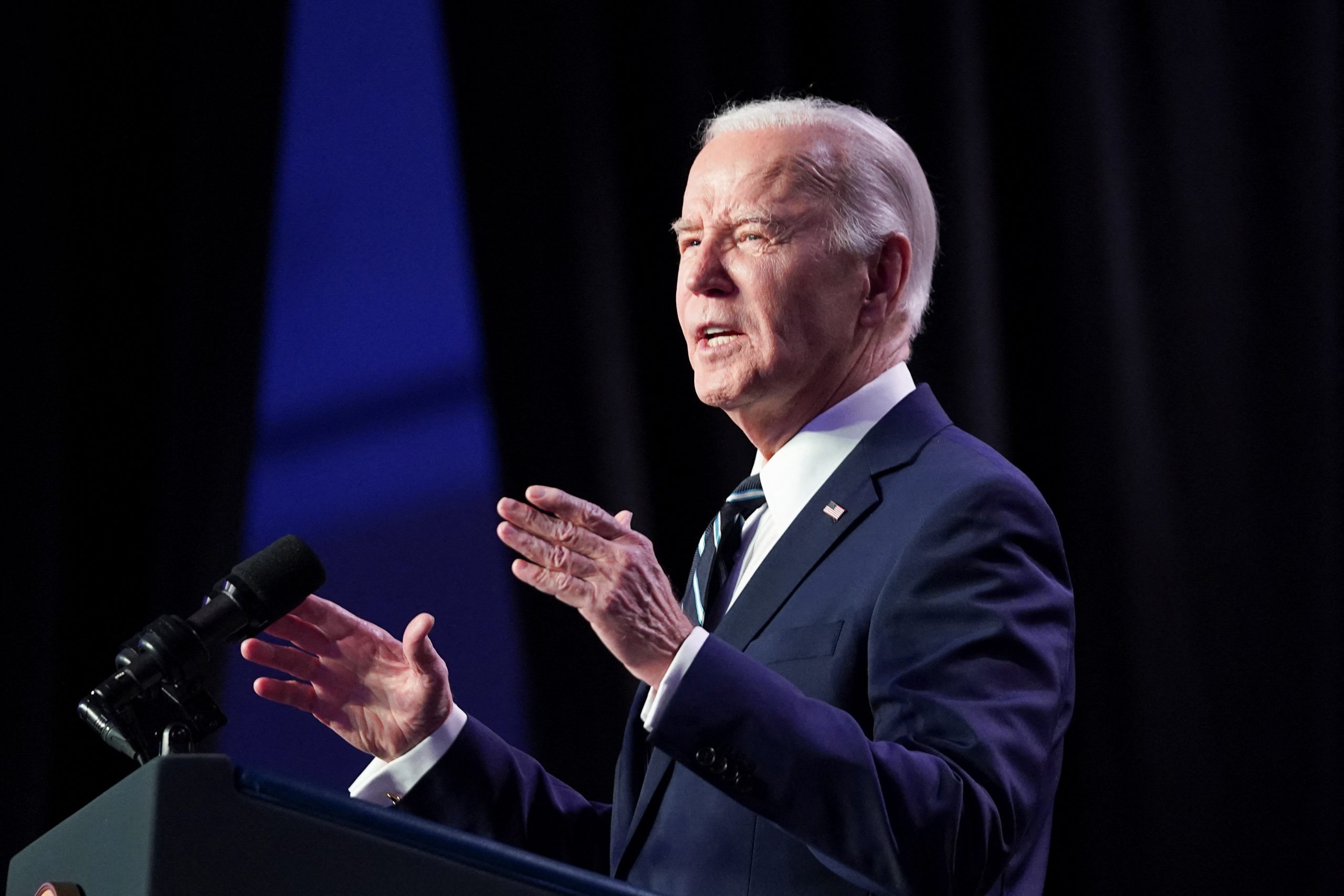 Biden’s Donors Worried About His Reliance on Cheat Sheets: Report