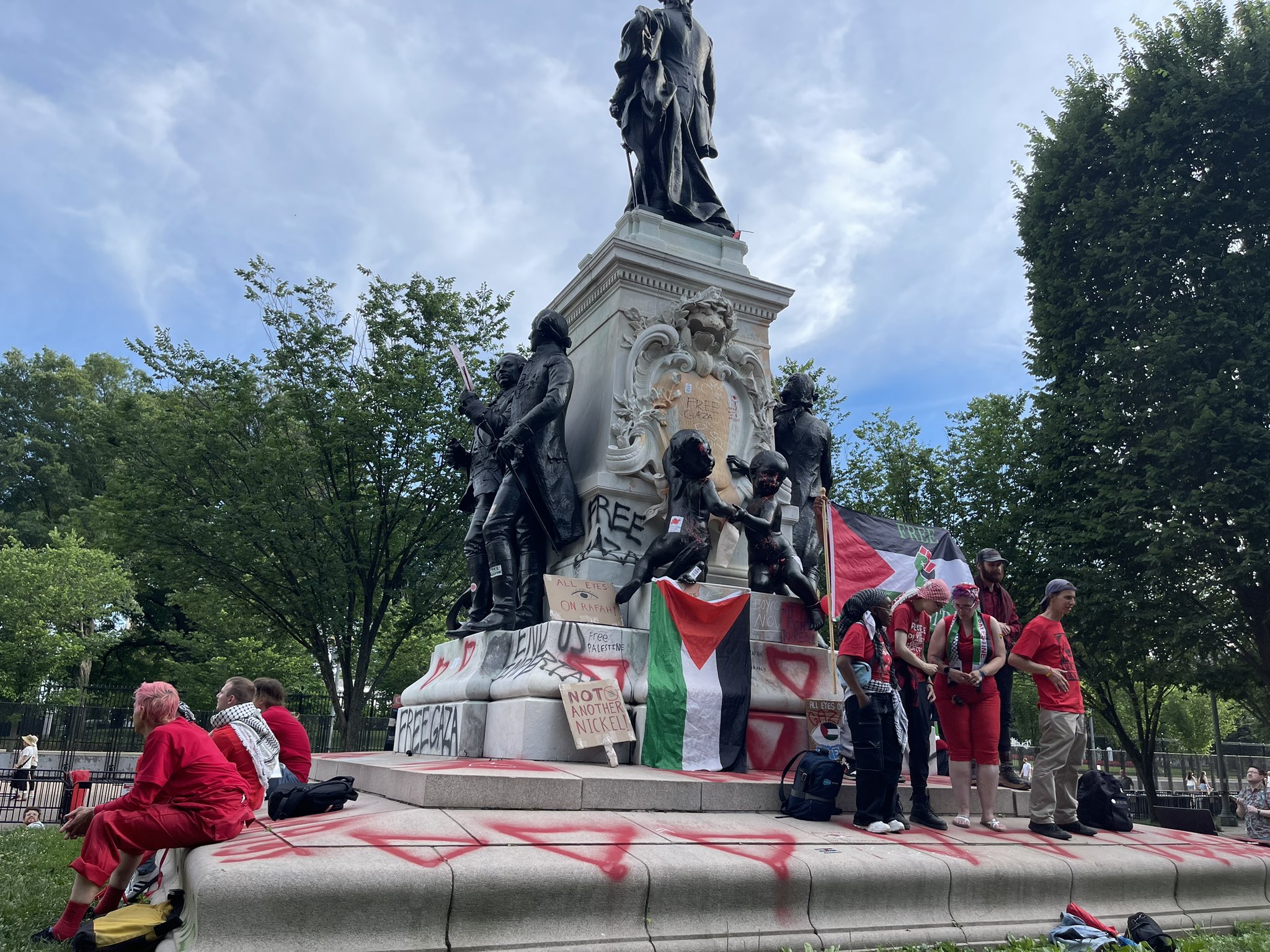 Pro-Hamas Agitators Surround the White House And Call for Dead Jews