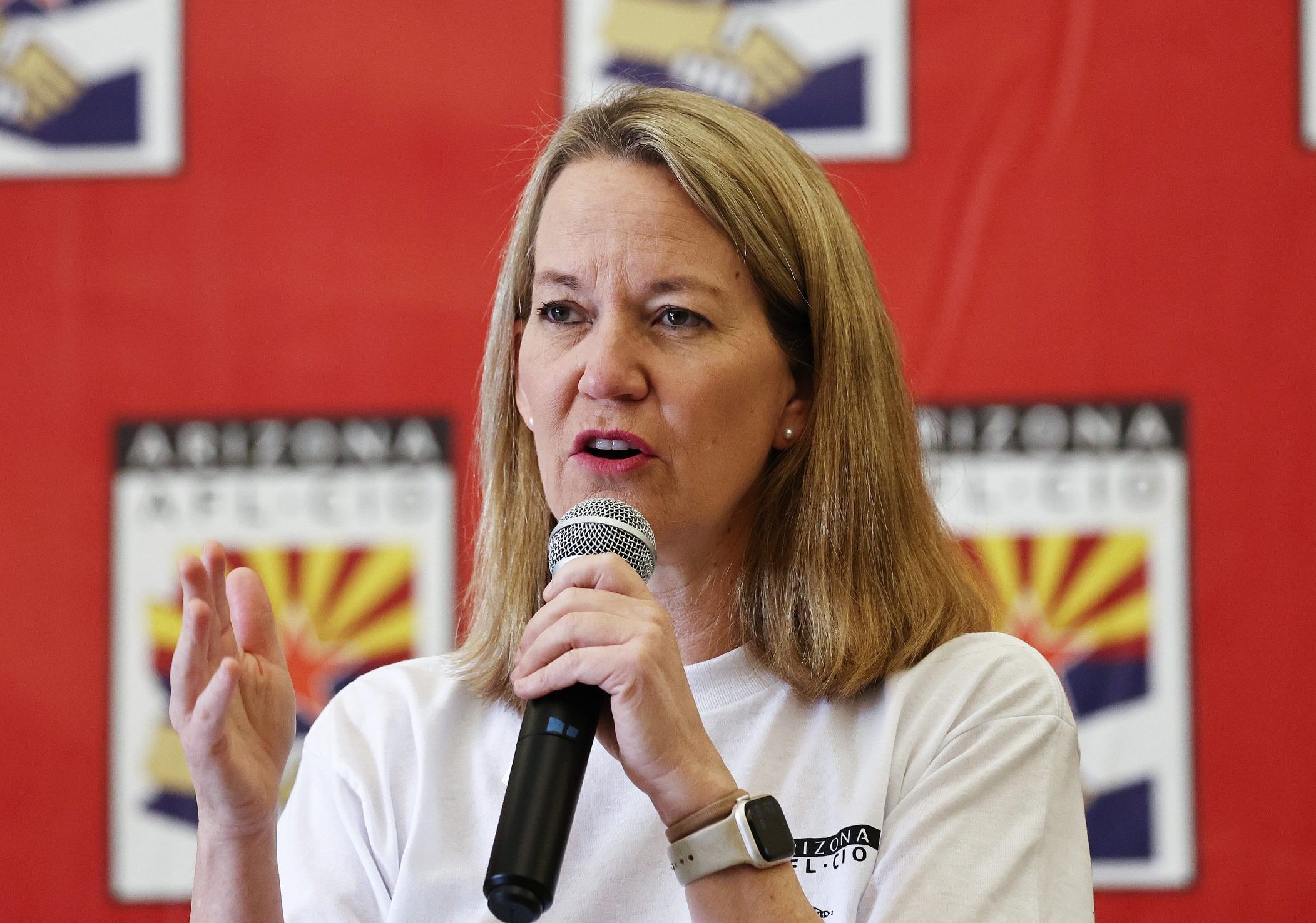 Verbindungen der Generalstaatsanwältin von Arizona zu anti‑ICE‑Gruppe kommen ans Licht, während sie das von Wählern genehmigte Grenzgesetz ablehnt